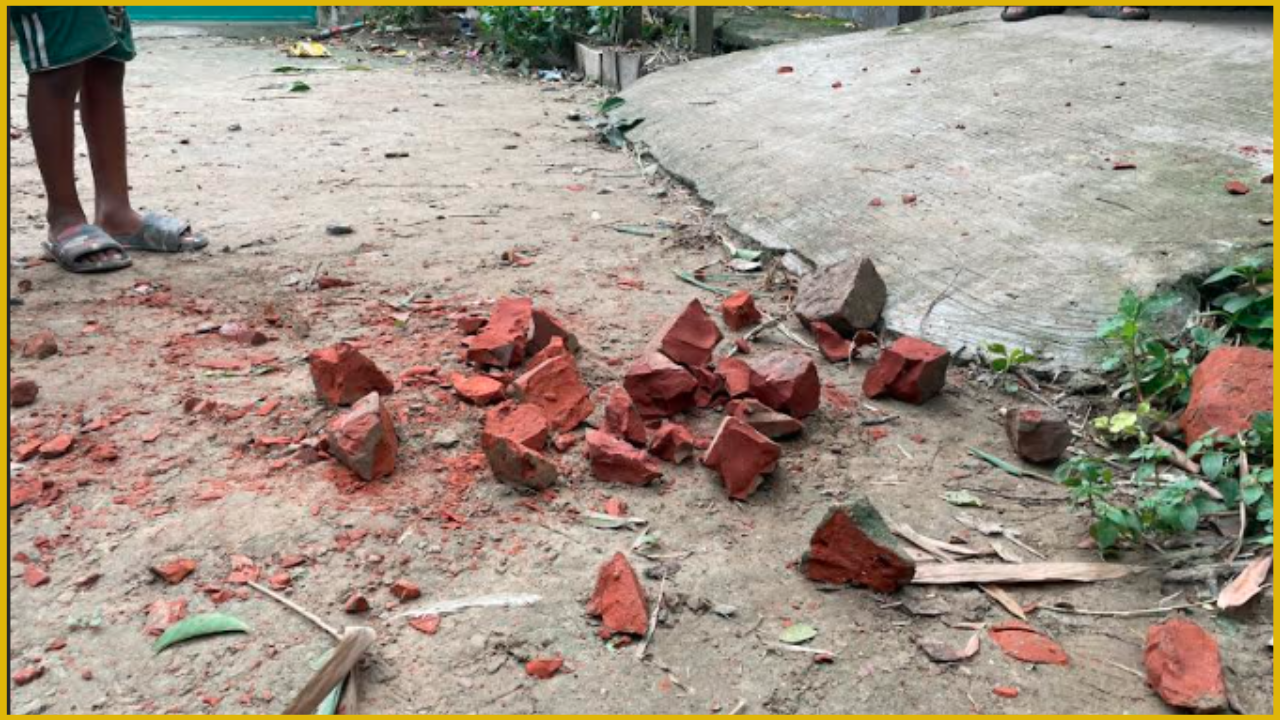 এ সময় উভয় গ্রামের অন্তত ১২টি বাড়িতে হামলা চালিয়ে ভাংচুর করা হয়