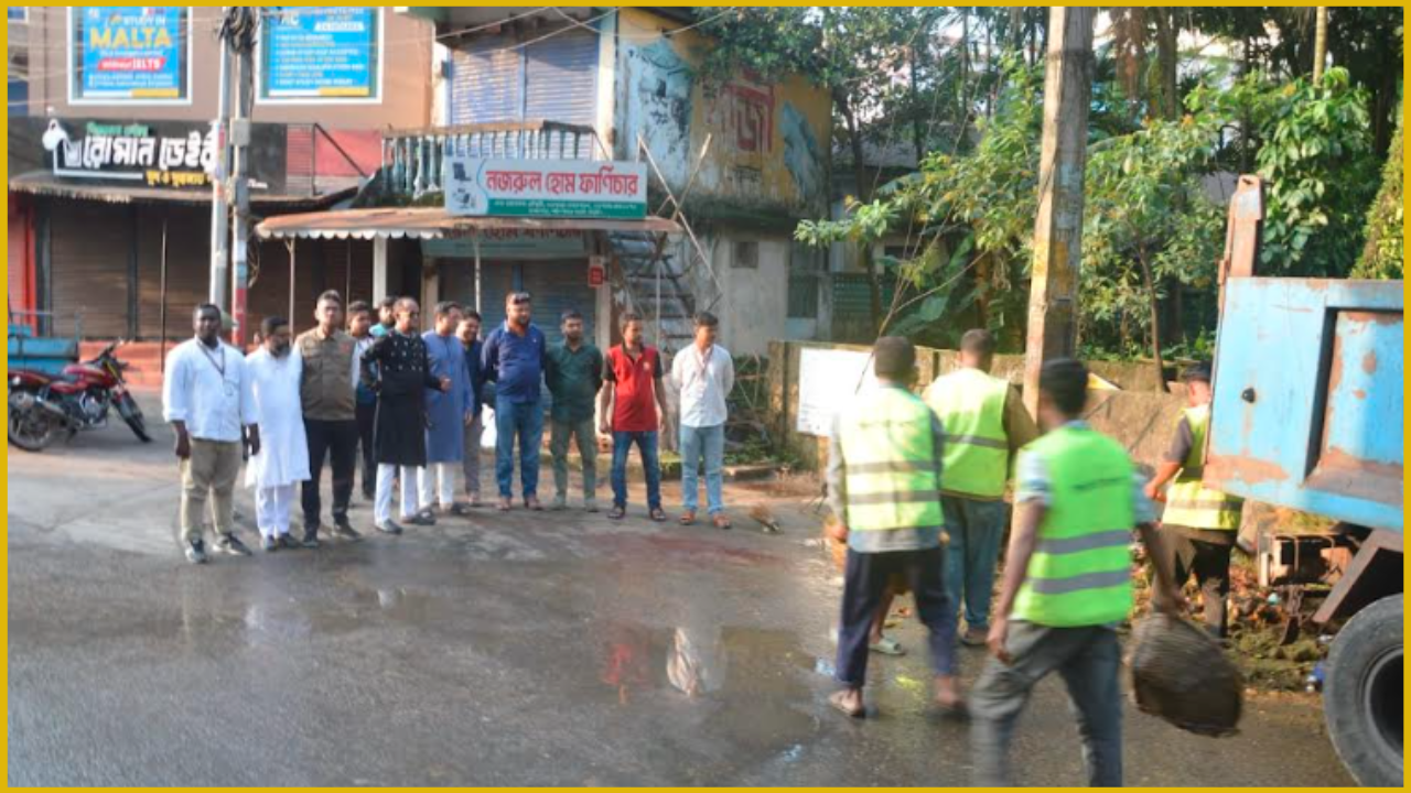 দ্রুত বর্জ্য অপসারণের পর জীবাণু ও দুর্গন্ধ ছড়ানো রোধে পুরো নগরীতে ব্লিচিং পাউডার ও তরল জীবাণুনাশক স্প্রে করা হয়েছে