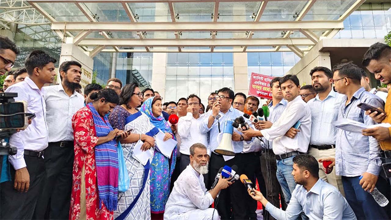 এনবিআরের অচলাবস্থা নিরসনে প্রধান উপদেষ্টার হস্তক্ষেপ কামনায় সংবাদ সম্মেলন