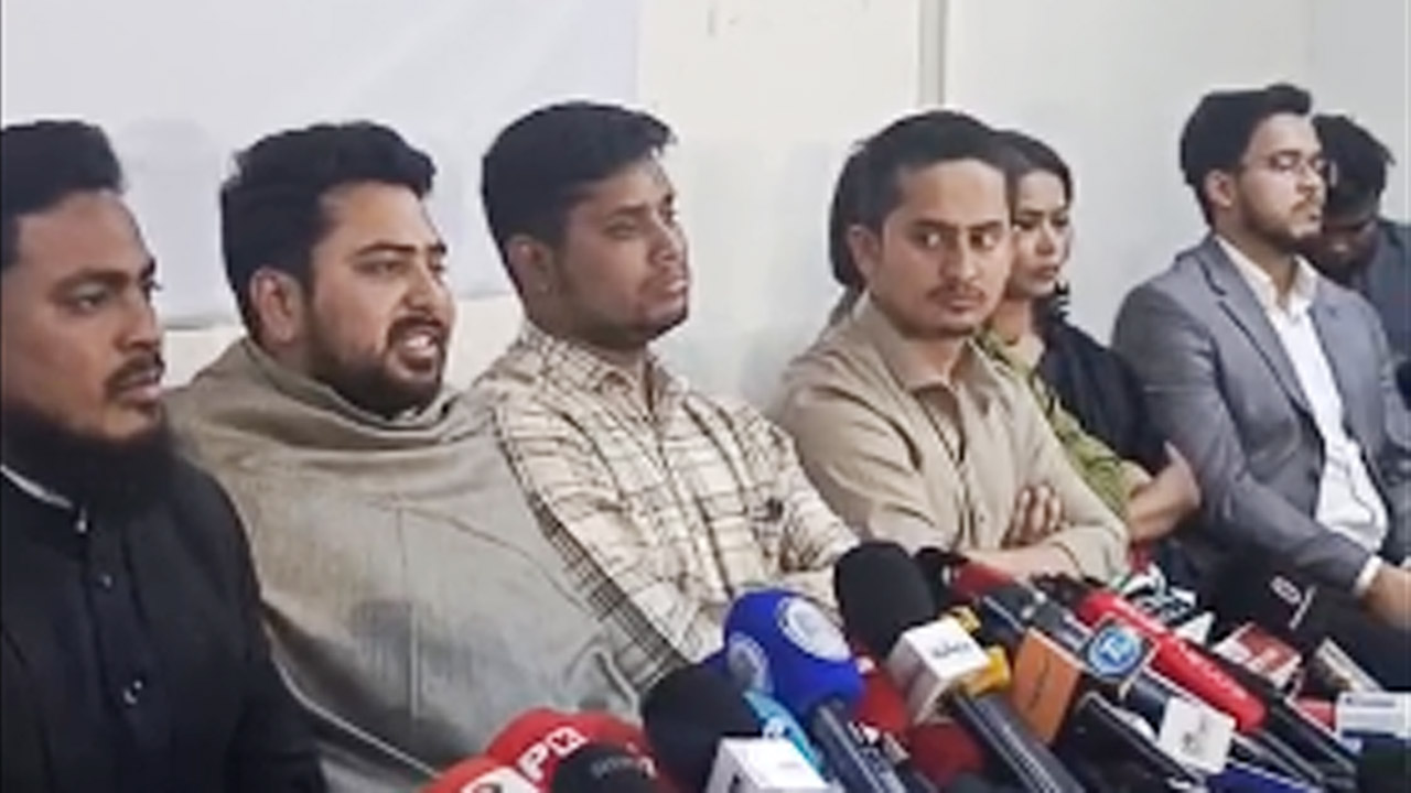 সংবাদ সম্মেলনে বক্তব্য রাখছেন এনসিপির আহ্বায়ক নাহিদ ইসলাম
