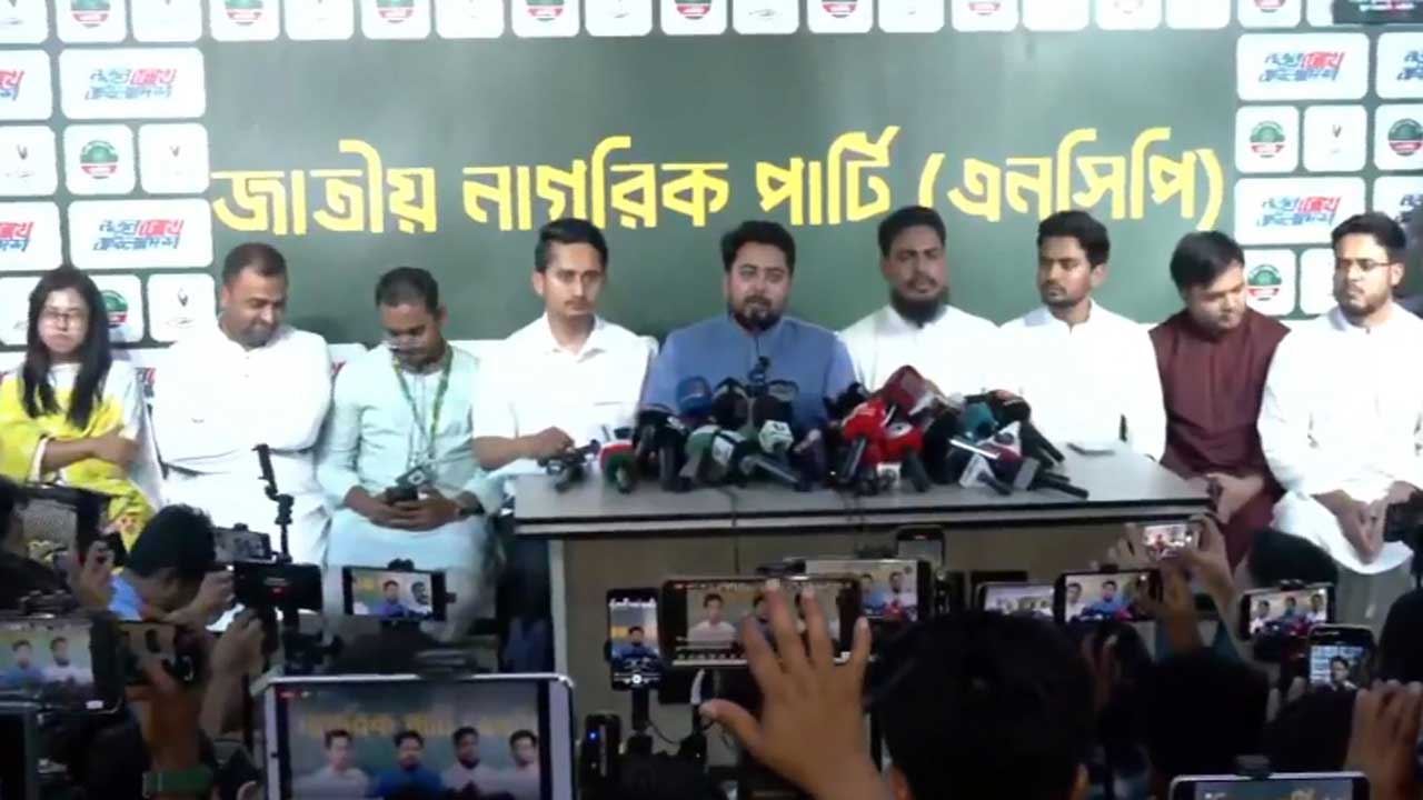 রাজধানীর বাংলামোটরে দলের কেন্দ্রীয় কার্যালয়ে সংবাদ সম্মেলনে মেয়র পদের প্রার্থীদের নাম ঘোষণা করেন এনসিপির আহ্বায়ক নাহিদ ইসলাম