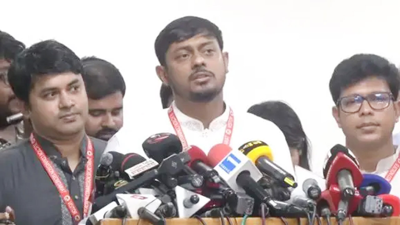 গণমাধ্যমের সাথে কথা বলছেন এনসিপির মুখ্য সমন্বয়ক নাসীরুদ্দীন পাটওয়ারী