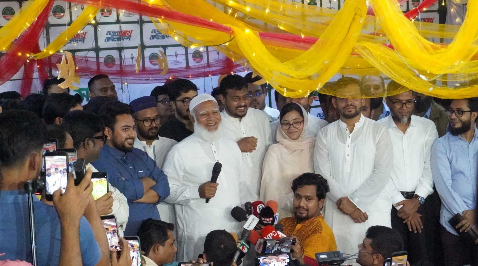 মঙ্গলবার সন্ধ্যায় রাজধানীর বাংলামোটরে এনসিপির কেন্দ্রীয় কার্যালয় পরিদর্শন করেন জামায়াত আমির ডা: শফিকুর রহমান