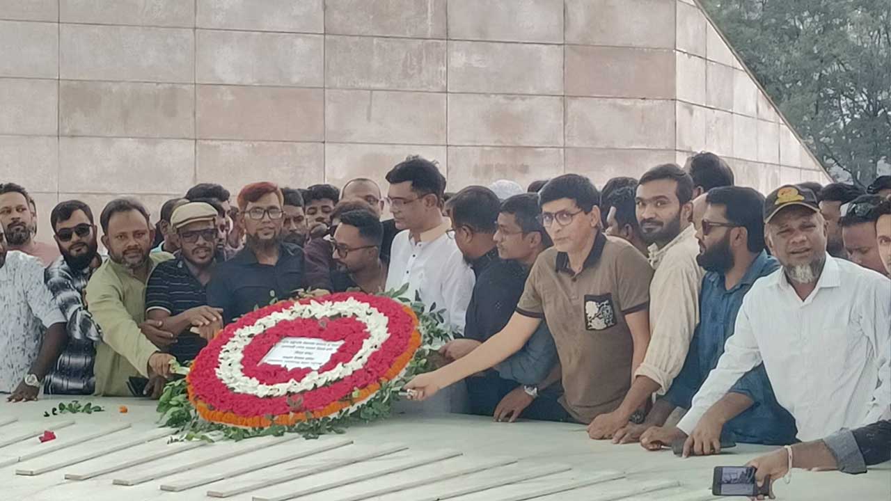 জিয়াউর রহমান ও খালেদা জিয়ার সমাধিতে শ্রদ্ধা নিবেদন করছেন নারায়ণগঞ্জ উন্নয়ন কর্তৃপক্ষের চেয়ারম্যান