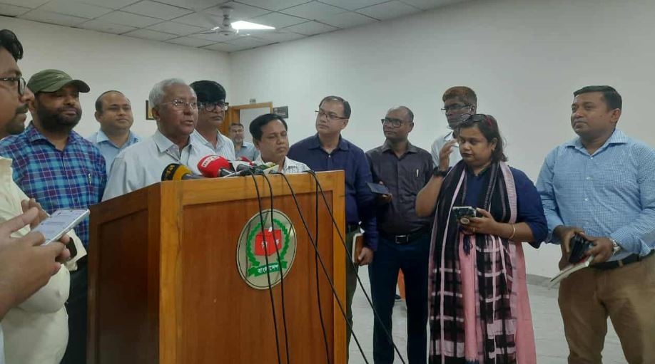 ব্রিফিংয়ে ইসি সচিব মো: আখতার আহমেদ
