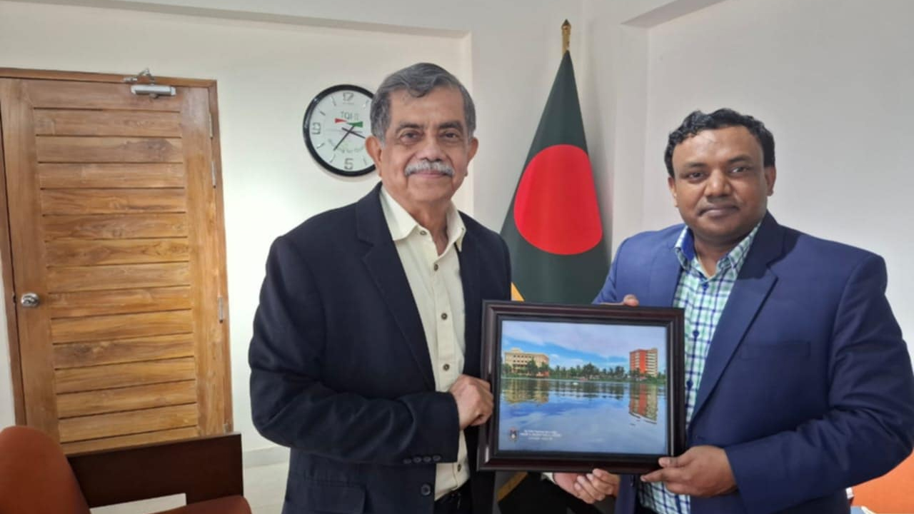 শিক্ষা উপদেষ্টার সাথে সাক্ষাত করেন নোবিপ্রবি ভিসি