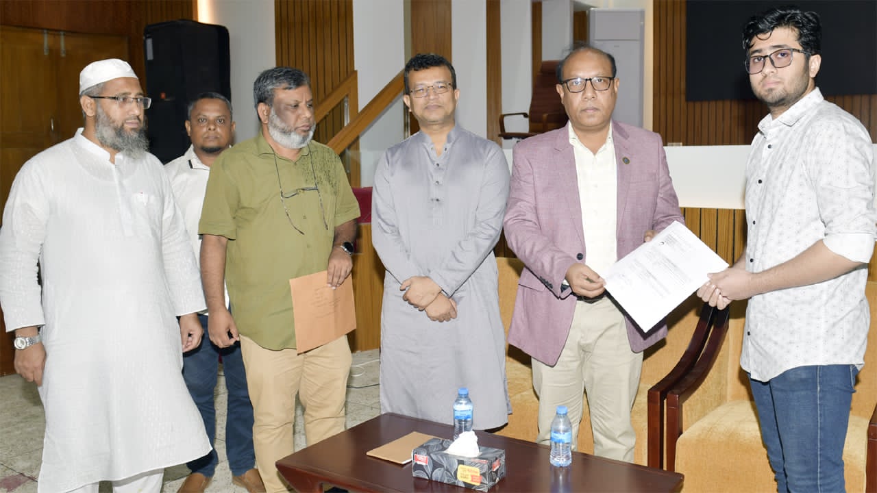 ভর্তিচ্ছু এক শিক্ষার্থীর হাতে ভর্তি ফরম তুলে দিচ্ছেন ভিসি অধ্যাপক ড. গোলাম রব্বানী