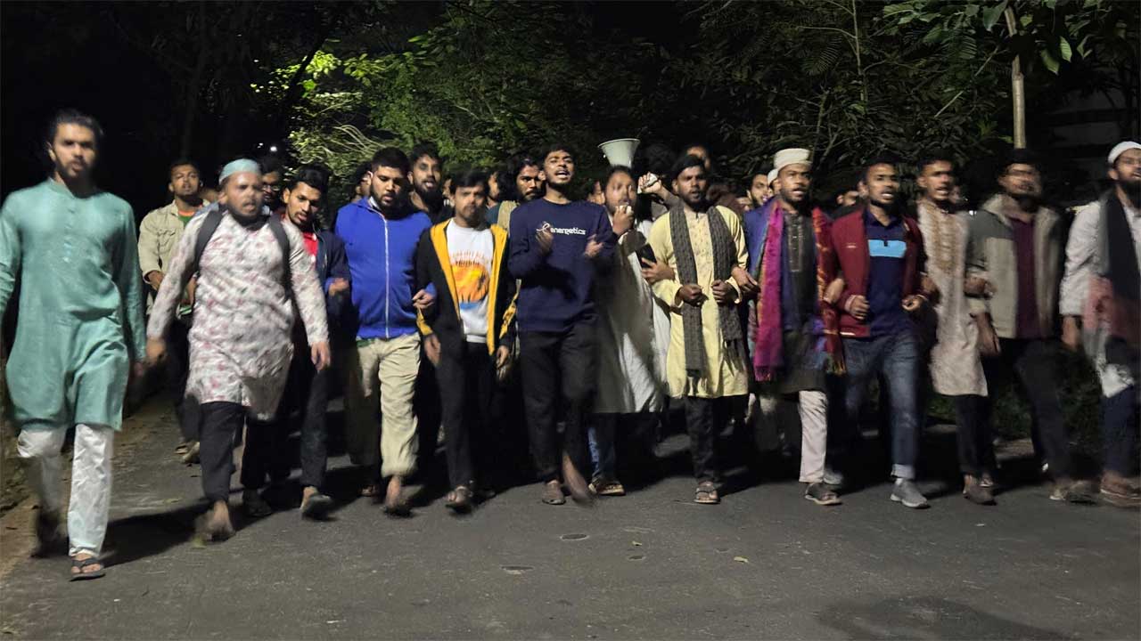 নোবিপ্রবি ক্যাম্পাসে শিক্ষার্থীদের বিক্ষোভ