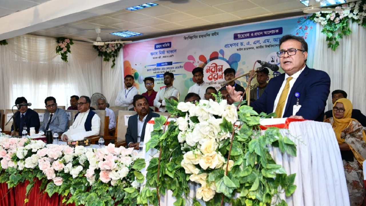 বক্তব্য রাখছেন জাতীয় বিশ্ববিদ্যালয়ের ভিসি প্রফেসর ড. এ এস এম আমানুল্লাহ