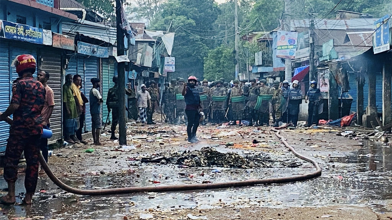দোকানপাটে লাগিয়ে দেয়া নিয়ন্ত্রণে ফায়ার সার্ভিস