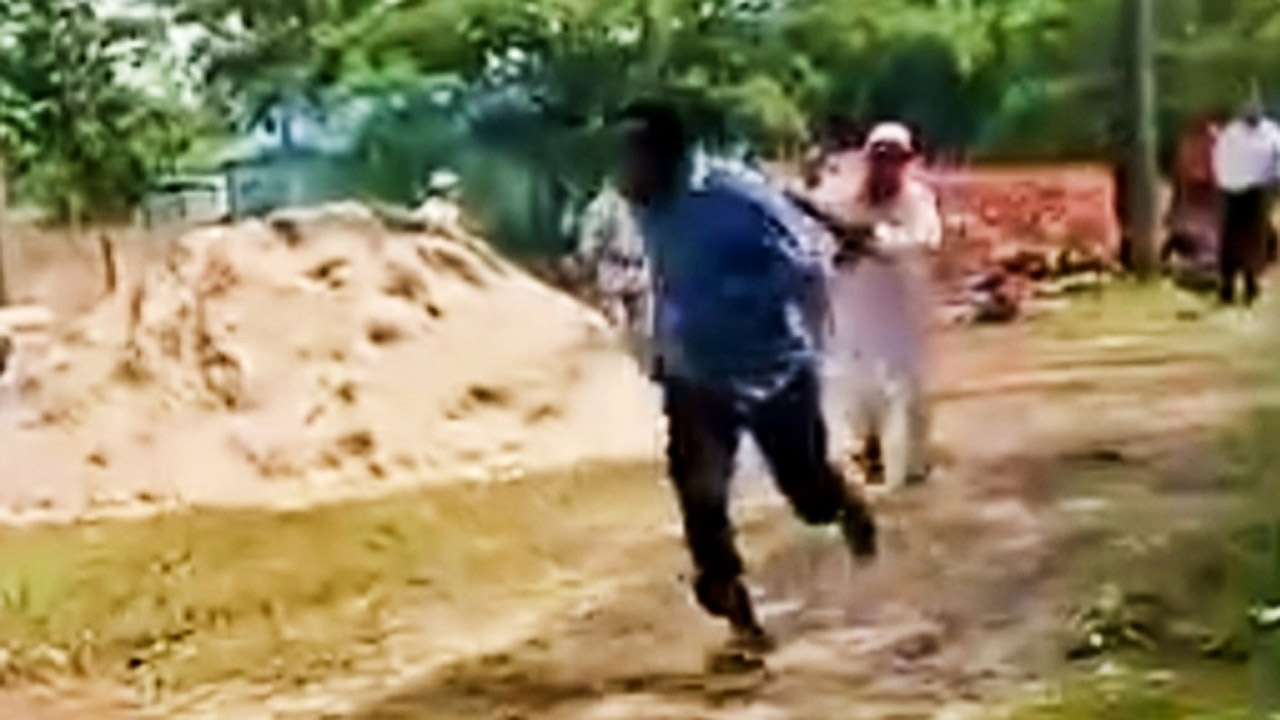 বাঁশ হাতে এলজিইডির উপসহকারী প্রকৌশলীকে তাড়া করেন ঠিকাদার লোকমান হোসেন