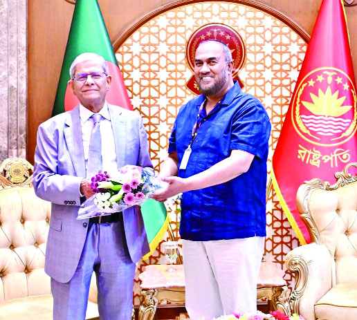 রাষ্ট্রপতি মির্জা ফখরুল ইসলাম আলমগীরকে ফুলেল শুভেচ্ছা জানান সিসিক প্রশাসক  : নয়া দিগন্ত