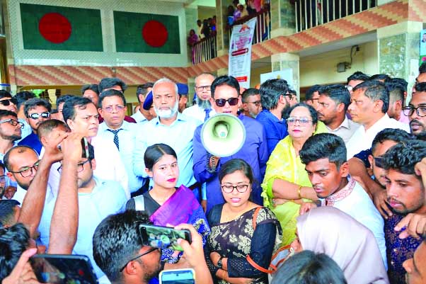 বরিশাল বিশ্ববিদ্যালয় পরিদর্শনে গিয়ে বক্তব্য রাখেন শিক্ষামন্ত্রী আ ন ম এহছানুল হক মিলন :  নয়া দিগন্ত