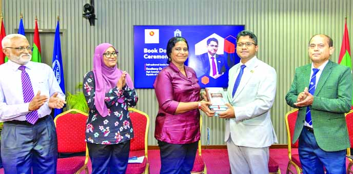 মালেতে এম এন ইউ ভিসির কাছে নিজের লেখা বই উপহার দেন বাংলাদেশের হাইকমিশনার ড. মো: নাজমুল ইসলাম : নয়া দিগন্ত