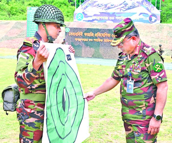 সেনাপ্রধান জেনারেল ওয়াকার-উজ-জামান কুমিল্লা সেনা নিবাসে সেনাবাহিনীর ফায়ারিং প্রতিযোগিতা প্রত্যক্ষ করেন