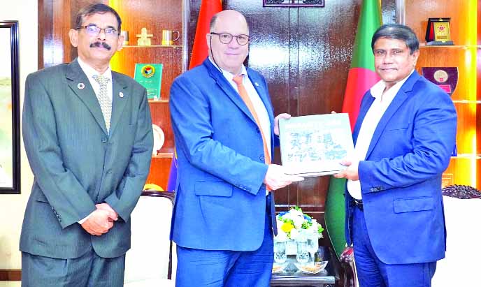 প্রধানমন্ত্রীর প্রতিরক্ষা উপদেষ্টা ব্রি. জে. (অব:) ড. এ কে এম শামসুল ইসলামের সাথে সৌজন্য সাক্ষাৎ করেন আইসিআরসি প্রতিনিধি দলের প্রধান নিকোলাস ফুরি : আইএসপিআর