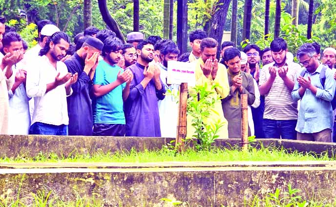 প্রতিষ্ঠাবার্ষিকীর কর্মসূচির শুরুতে শহীদ ওসমান হাদির কবর জিয়ারতে ইনকিলাব মঞ্চ : নয়া দিগন্ত