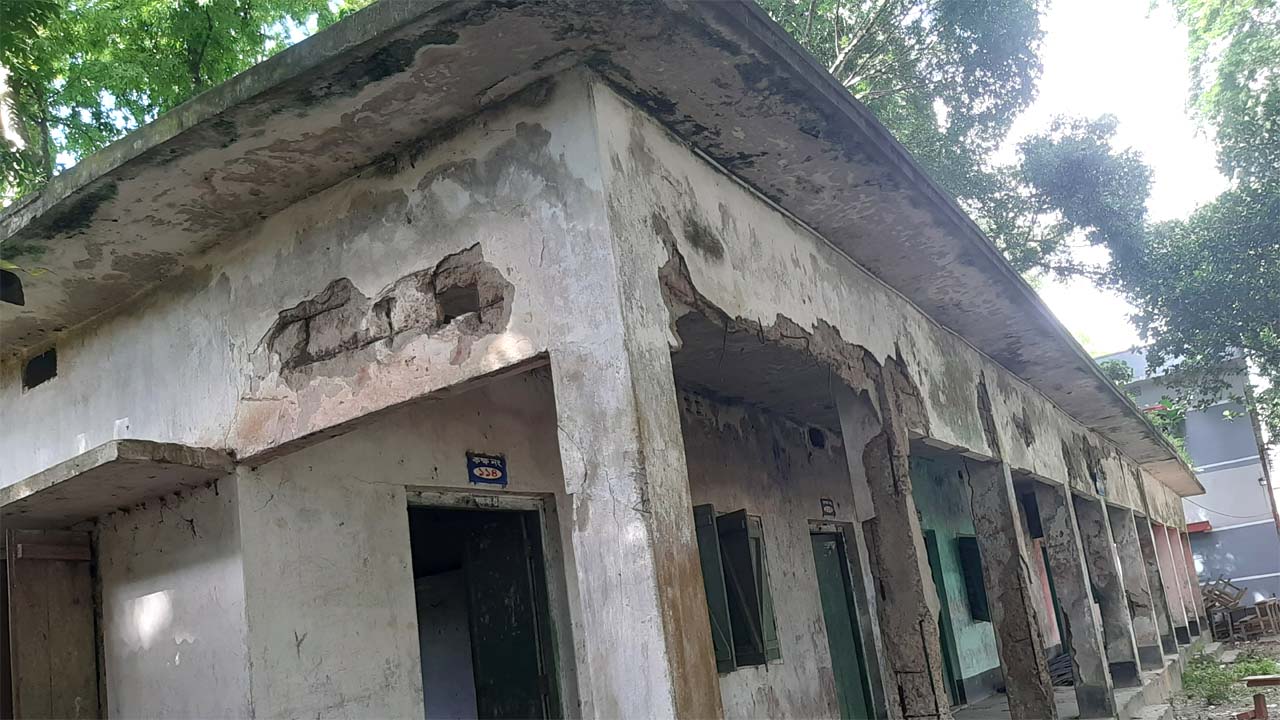 কলেজের জরাজীর্ণ ভবন