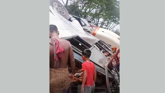 উল্টে যাওয়া বাস
