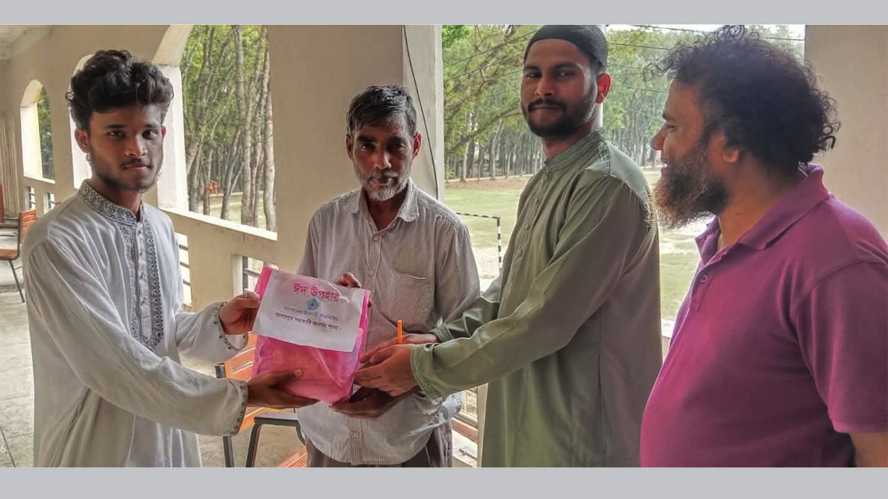 নাগরপুর সরকারি কলেজে কর্মচারীদের মাঝে ছাত্রশিবিরের ঈদ সামগ্রী বিতরণ