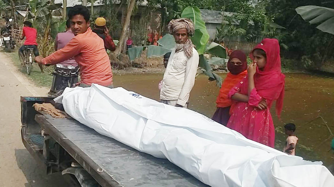 লাশ উদ্ধার করে নেয়া হচ্ছে