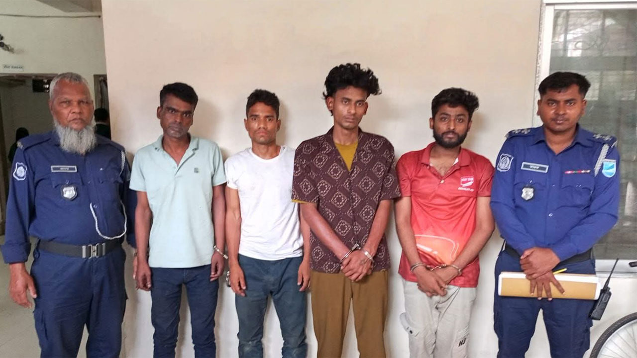 চুরির ঘটনায় আটক চারজন চোর