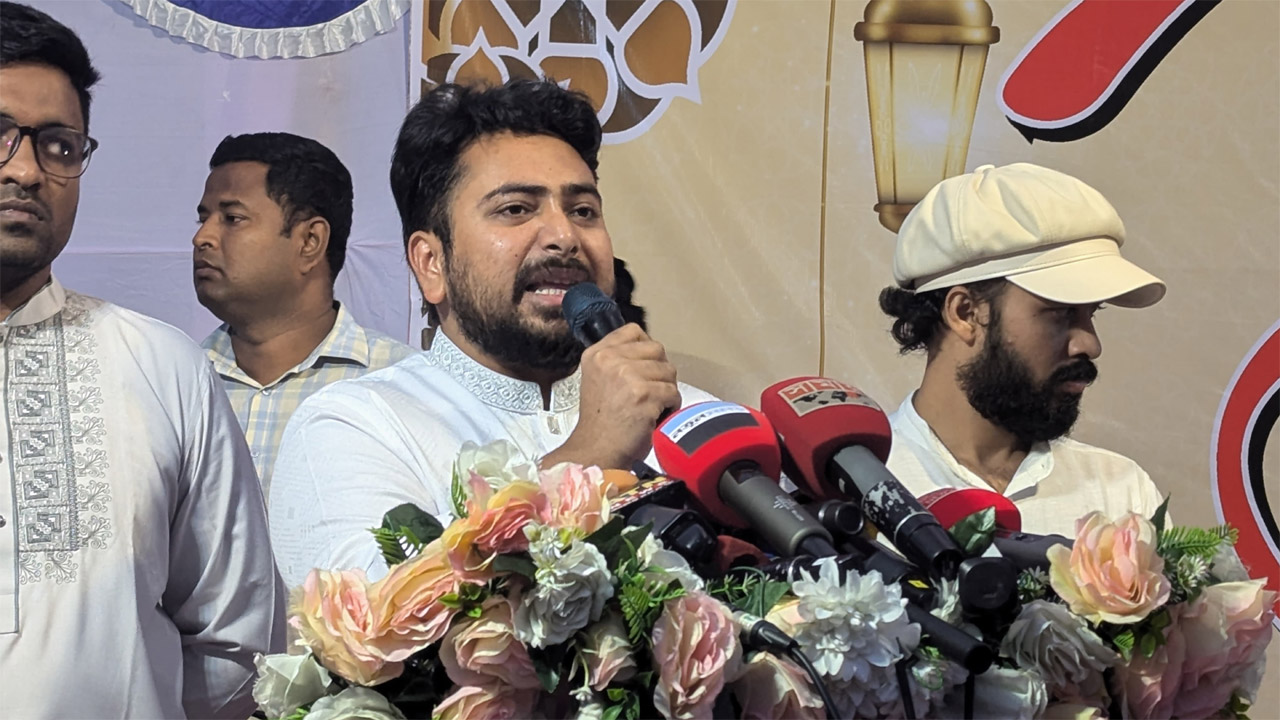 বক্তব্য রাখছেন নাহিদ ইসলাম