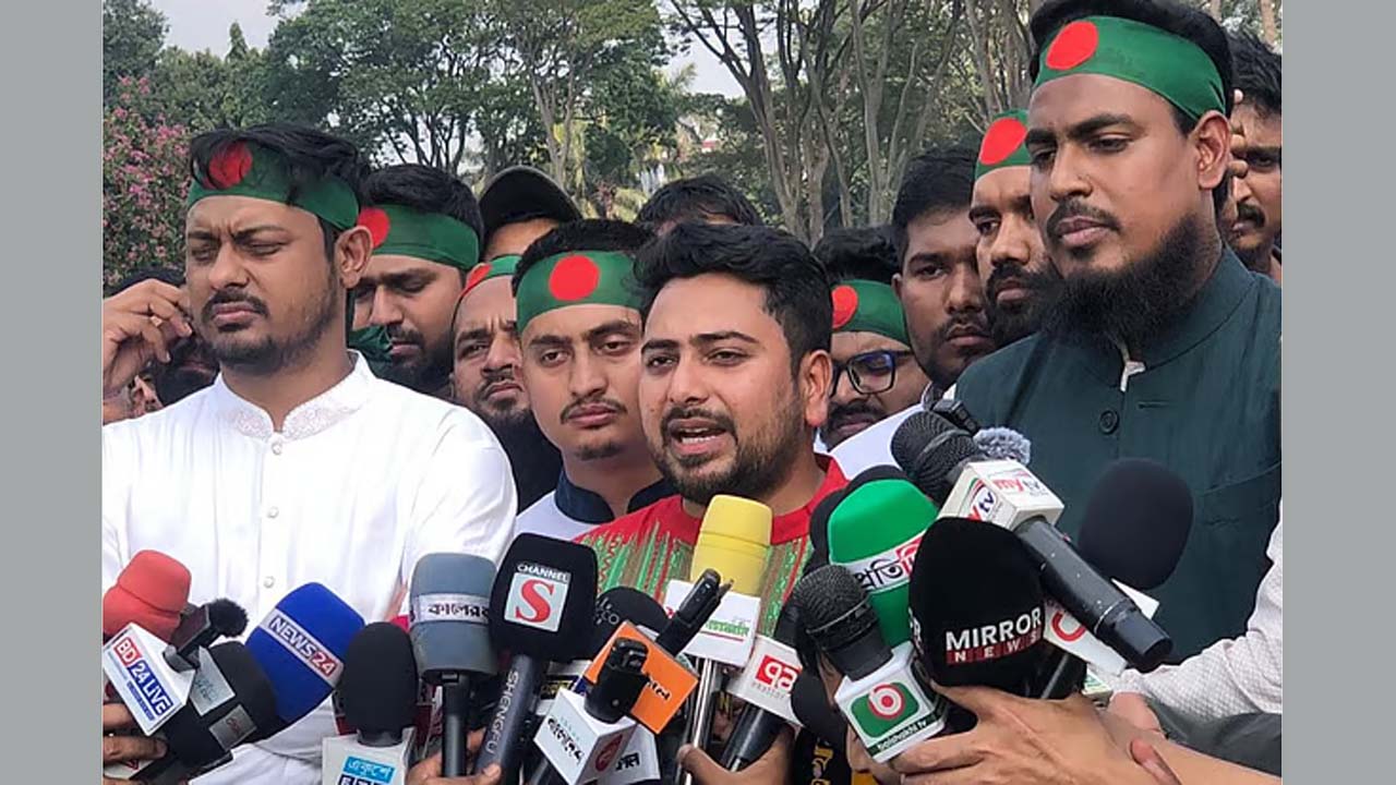 জাতীয় স্মৃতিসৌধে শ্রদ্ধা নিবেদন শেষে সাংবাদিকদের সাথে কথা বলেন নাহিদ ইসলাম