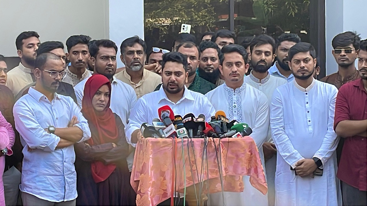 রাজশাহী পর্যটন মোটেলে সাংবাদিকদের সাথে আলাপকালে নাহিদ ইসলাম