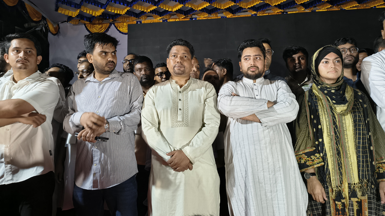 পথসভা মঞ্চে নাহিদ, সারজিসসহ এনসিপি নেতৃবৃন্দ