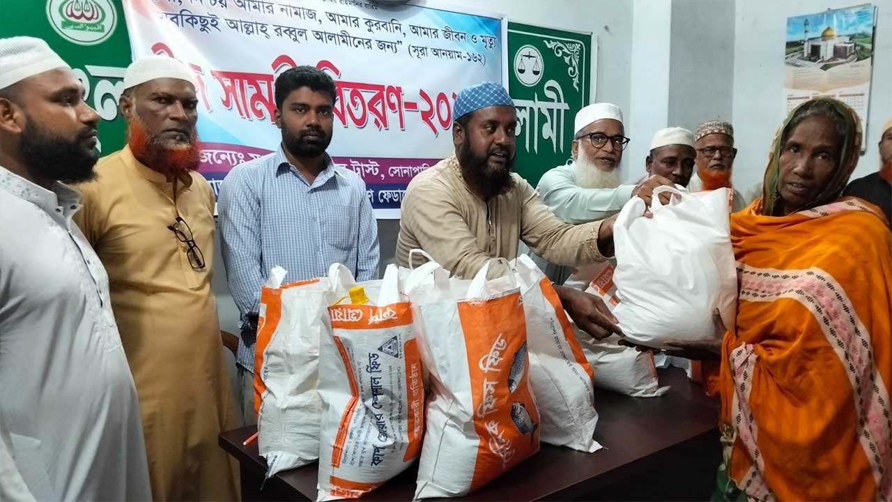 নলডাঙ্গায় অসহায়দের মাঝে শ্রমিক কল্যাণ ফেডারেশনের ঈদ সামগ্রী বিতরণ