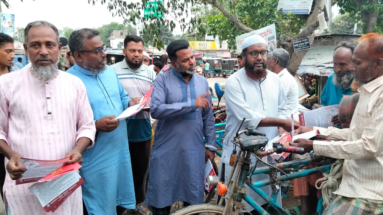 নলডাঙ্গায় শ্রমিকের নিরাপত্তাসহ ৩১ দফা বাস্তবায়নে লিফলেট বিতরণ