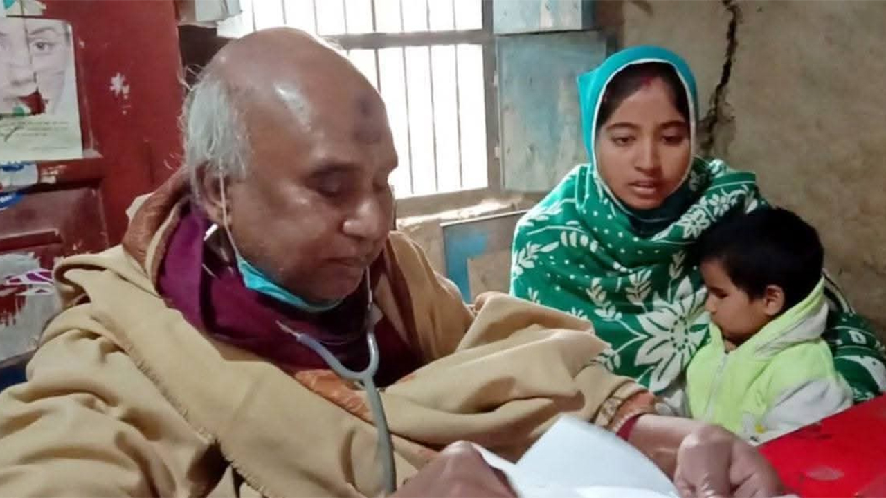 চিকিৎসা দিচ্ছেন ডা: মজিবর রহমান