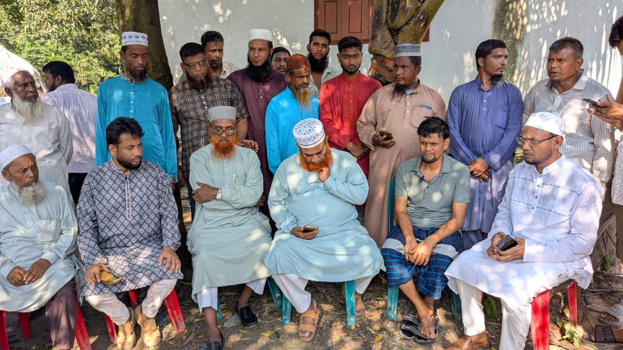নলডাঙ্গায় নিহতদের পরিবারের পাশে স্থানীয় জামায়াত নেতৃবৃন্দ