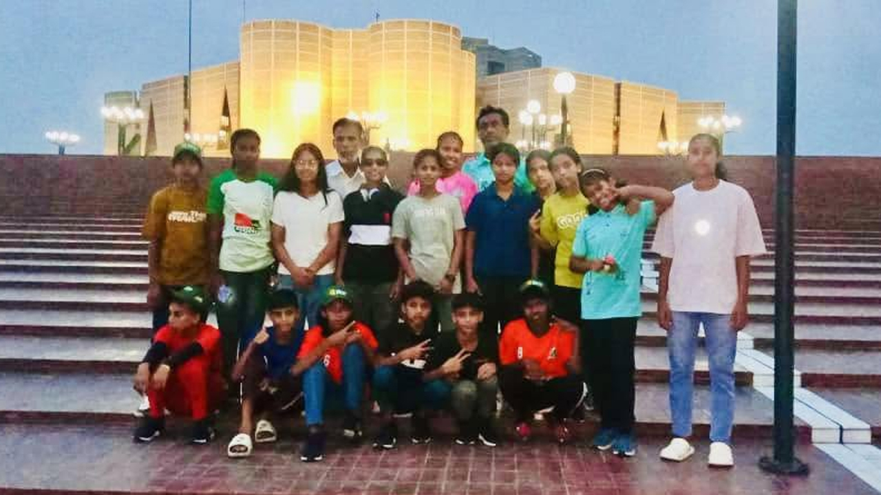 সংসদ ভবনের সামনে নান্দাইলের উদীয়মান নারী ফুটবলাররা