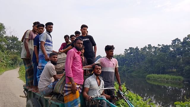 ঝুঁকিপূর্ণ যানবাহনে যাতায়াত