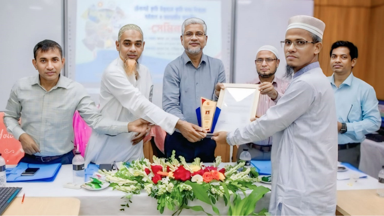 বগুড়া অঞ্চলে সর্বোচ্চ গ্রাহক সংগ্রহের স্বীকৃতি পুরস্কার পেলেন নন্দীগ্রাম উপজেলা কৃষি অফিসার