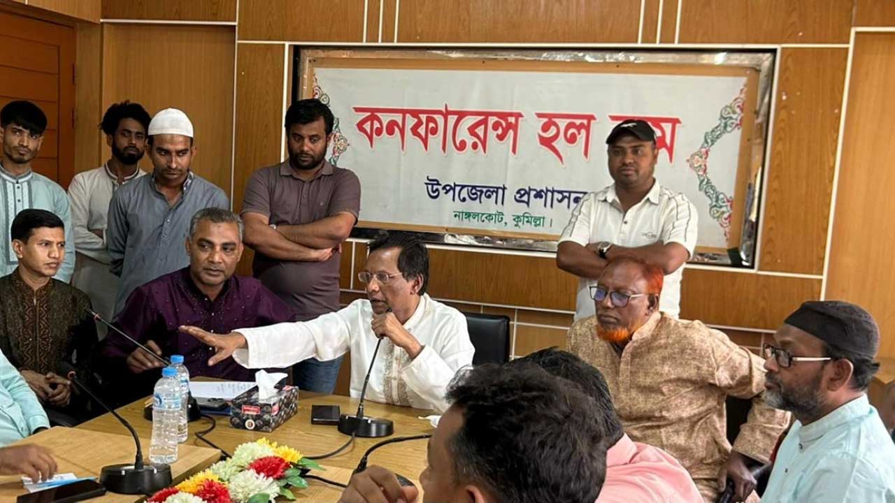 নাঙ্গলকোটে সাংবাদিকদের সাথে মতবিনিময় সভায় বক্তব্য দেন সংসদ সদস্য মোবাশ্বের আলম ভূঁইয়া