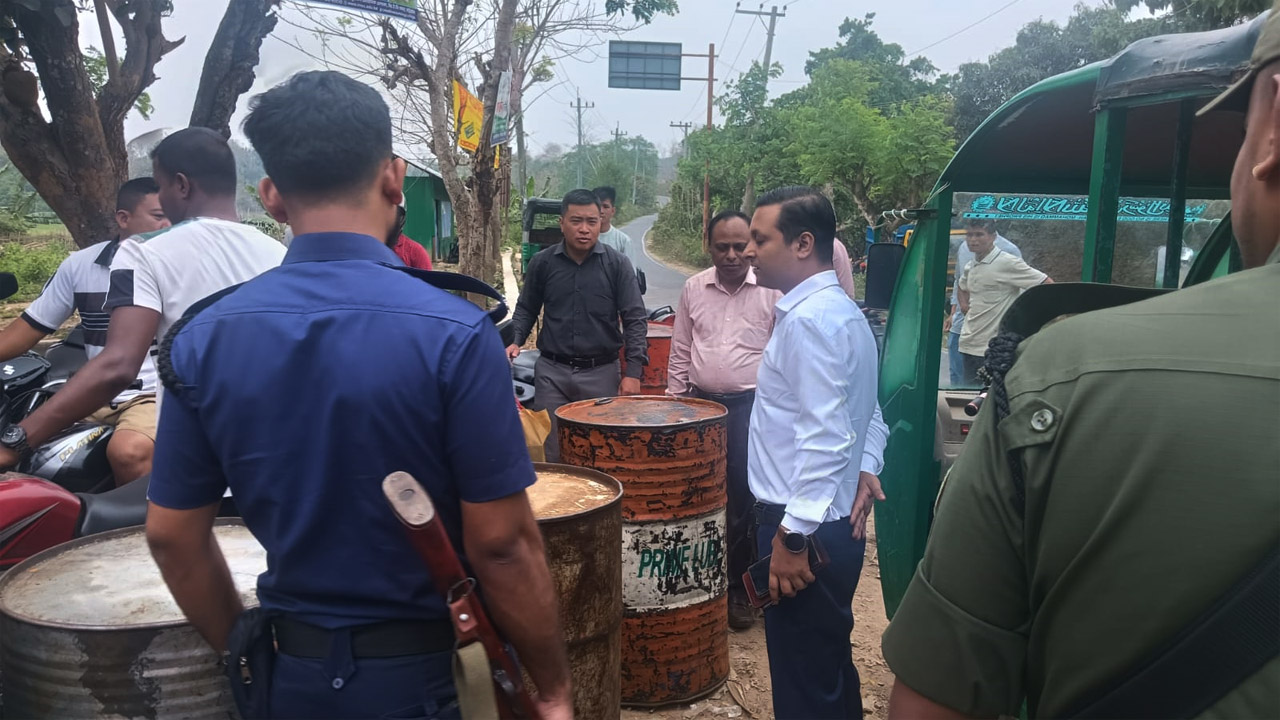 রাঙামাটির নানিয়ারচরে বাড়তি দাম রাখায় তেল বিক্রেতাকে জরিমানা