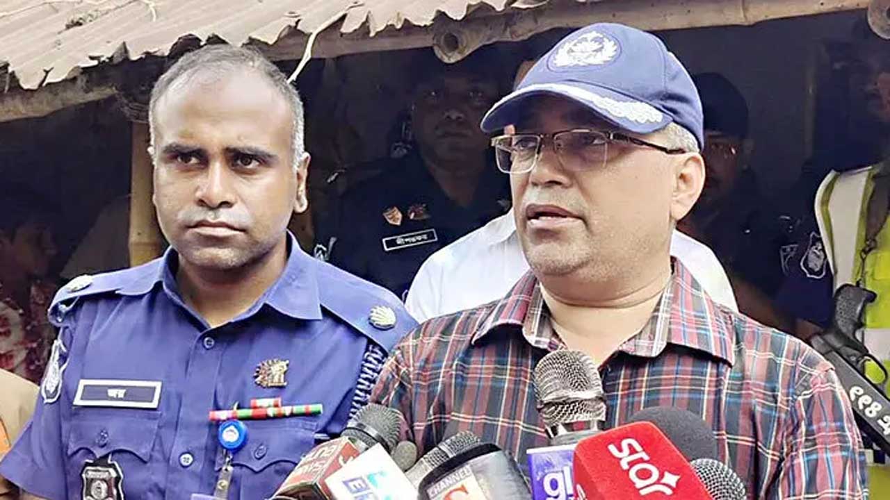 নিয়ামতপুর উপজেলার বাহাদুরপুর গ্রামের ঘটনাস্থলে সাংবাদিকদের সাথে কথা বলেন পুলিশ সুপার মোহাম্মদ তারিকুল ইসলাম