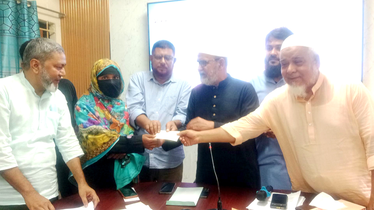 অসুস্থ ও অসহায়দের মাঝে অর্থ সহায়তা বিতরণ করা হচ্ছে