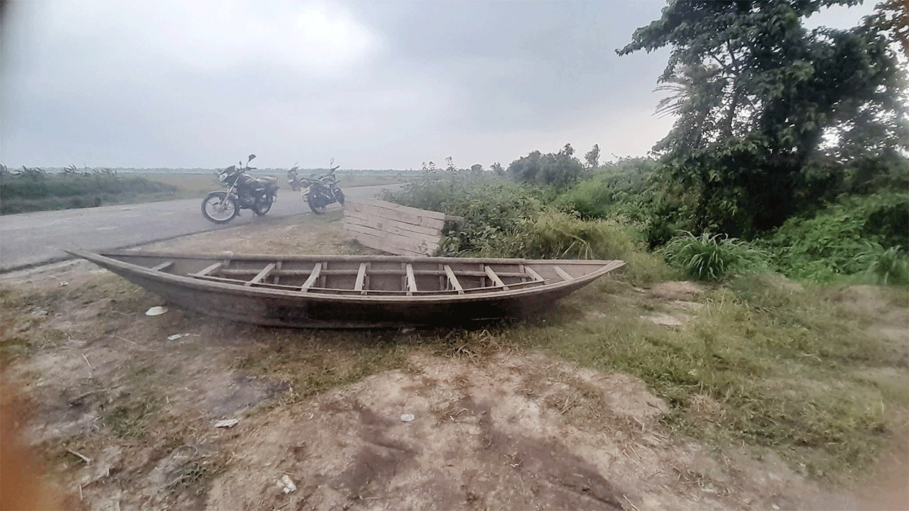সড়ক অবরোধে ডাকাতদের ব্যবহৃত নৌকা ও ভ্রাম্যমান দোকানের পরিত্যক্ত টেবিল