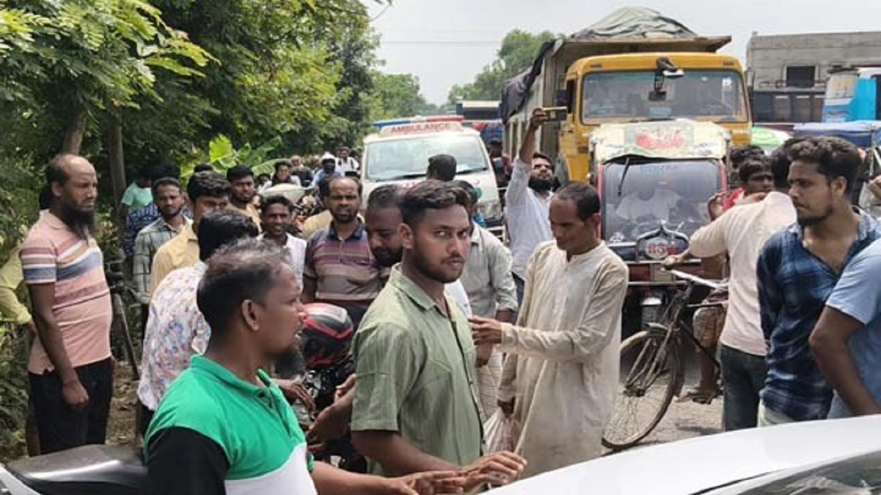 তেলের জন্য নওগাঁ-রাজশাহী আঞ্চলিক মহাসড়ক অবরোধ, ৩ চালকের বিরুদ্ধে মামলা