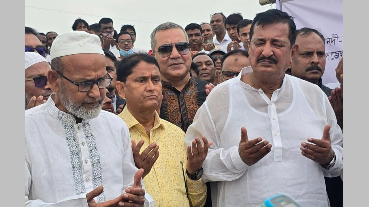 খাল খনন কর্মসূচির উদ্বোধন অনুষ্ঠানে ভূমিমন্ত্রী মিজানুর রহমান মিনু