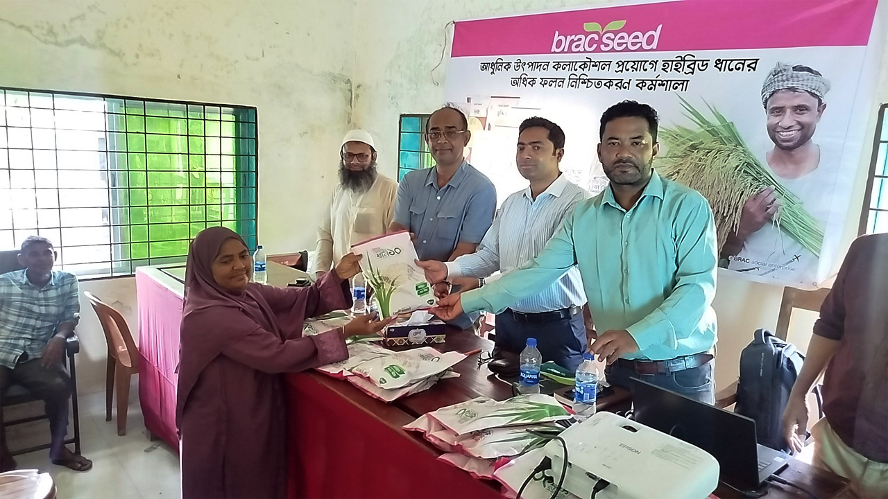 নড়াইলে বিনামূল্যে বীজ বিতরণ এবং হাইব্রিড ধানের অধিক ফলন নিশ্চিতে কর্মশালা