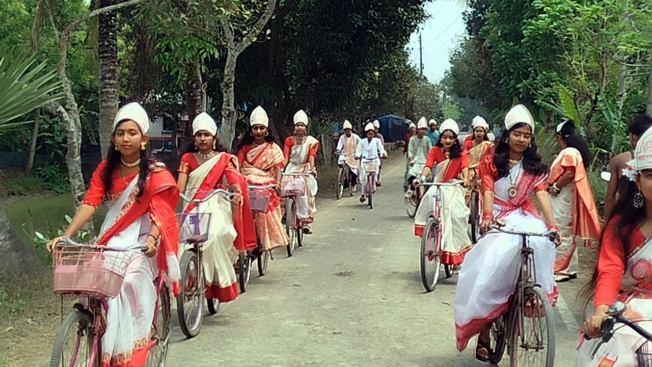 সাইকেল চালিয়ে গ্রামবাসীকে নববর্ষের শুভেচ্ছা জানালো স্কুলছাত্রীরা