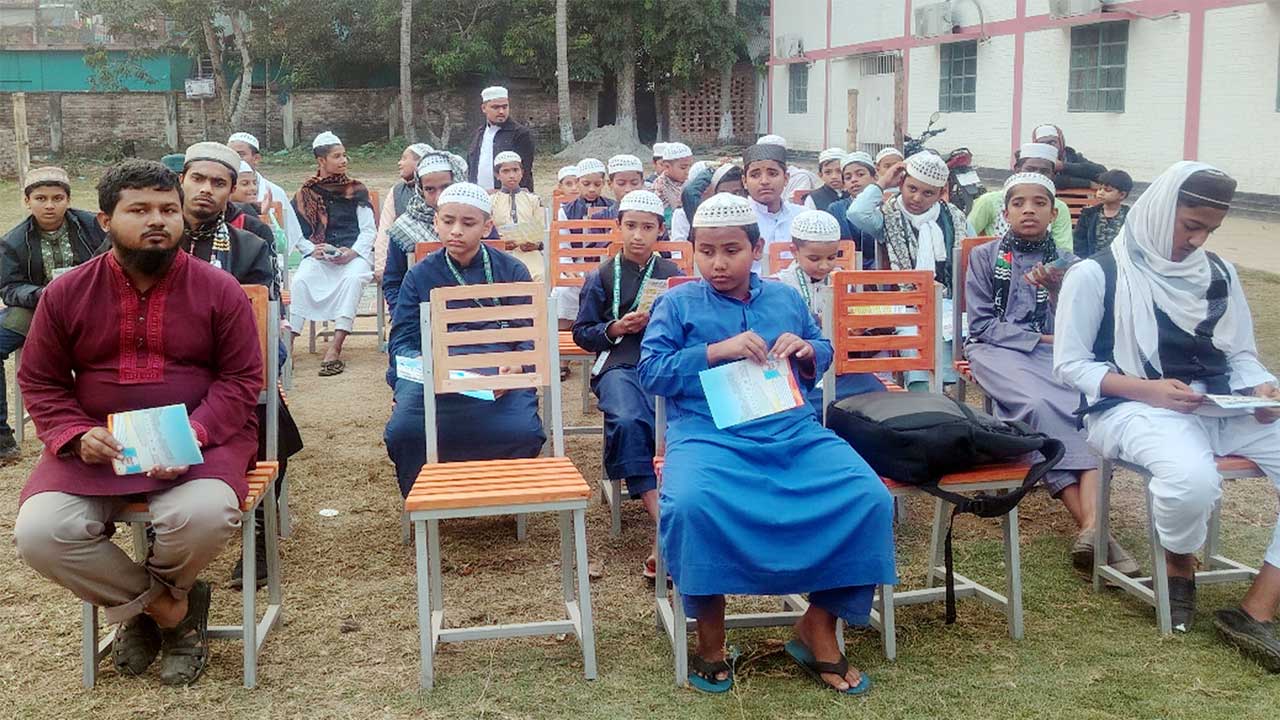 নড়াইলে কিরাত প্রতিযোগিতায় অংশগ্রহণকারীরা
