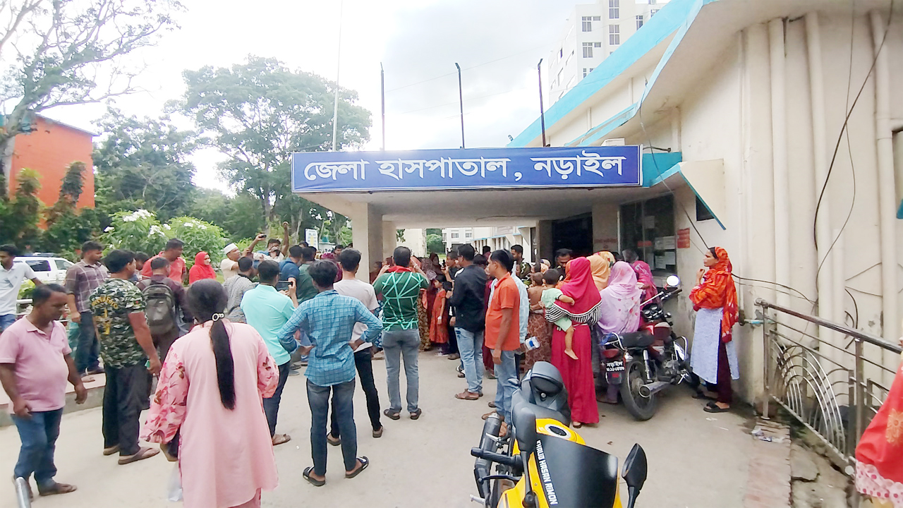 নড়াইল জেলা হাসপাতালে নিহতের স্বজনদের ভিড়