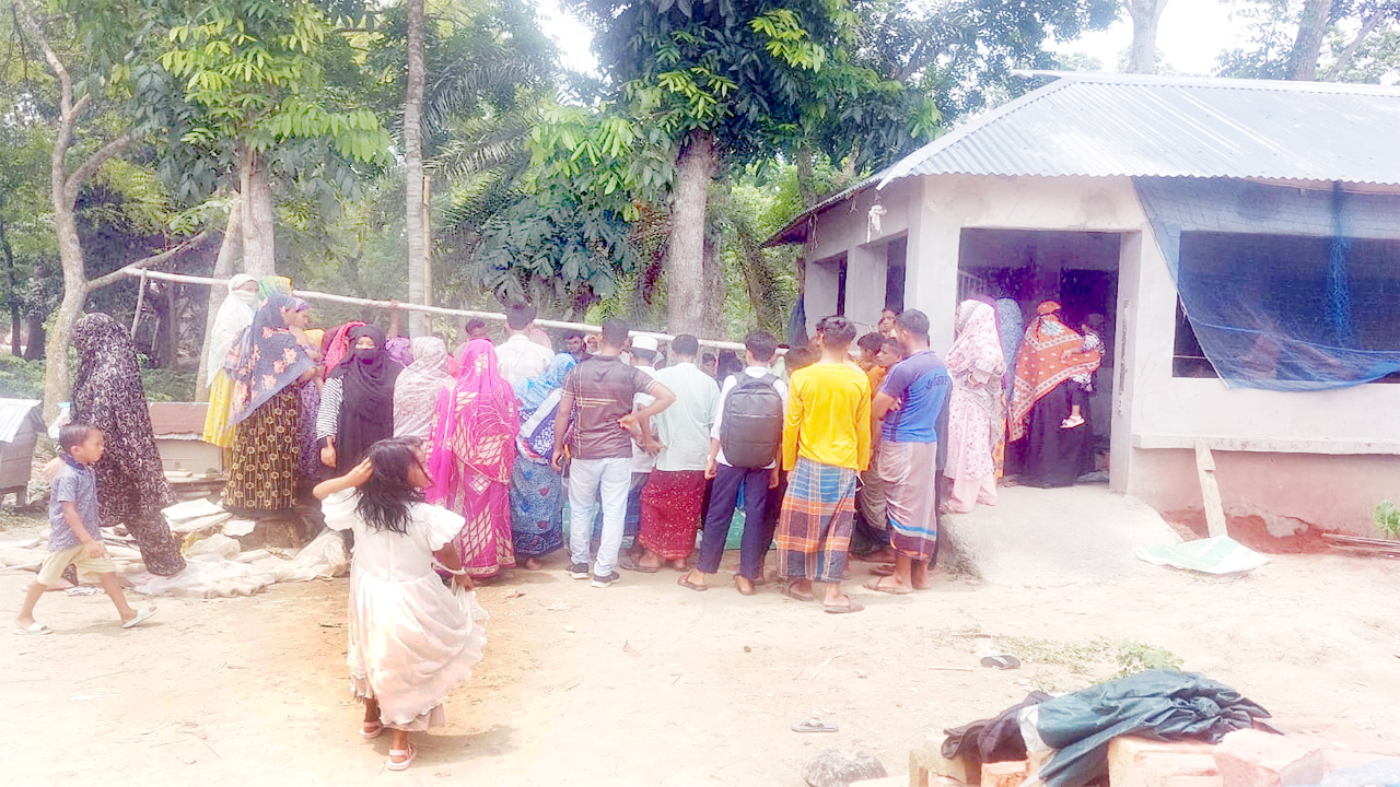 নিহত শিশুটির বাড়িতে ভিড় করেছেন স্থানীয়রা