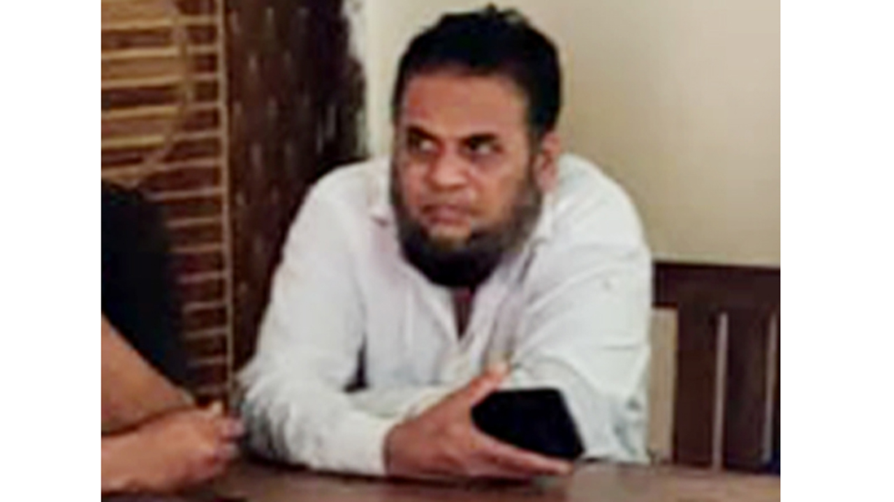 হত্যা মামলার আসামি।